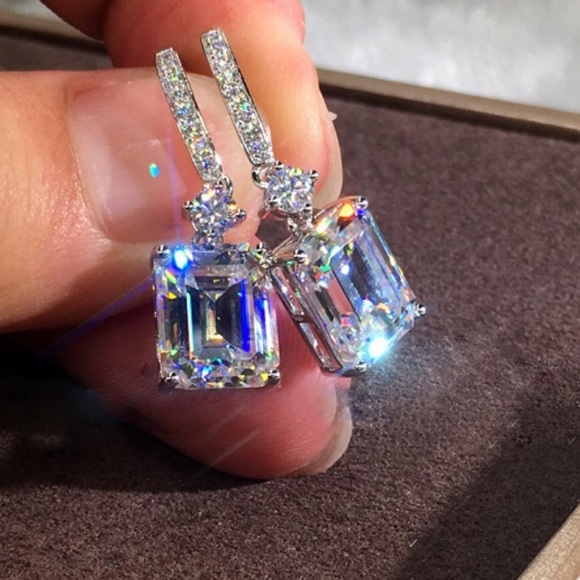 Jewelry - NEW 18K White Gold Radiant Diamond Drop Earrings